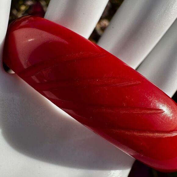 Bakelite Sweet Cherry Red Vintage Carved Bangle Bracelet - Picture 4 of 8